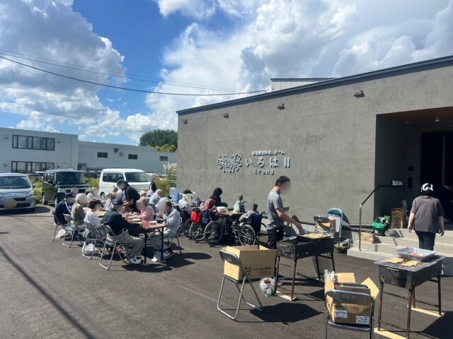 先日いろはⅡで、いろは、いろはⅡ合同焼肉＆レクを行いました！！🍖

天気に恵まれ、快晴のなか楽しく焼肉することが出来ました👏

せっかくの焼肉なのでノンアルを呑んで楽しむ方もいらっしゃいました🍻
こんないい天気で焼肉は呑みたくなりますね😳

レクは座りながらでもできる玉入れをしました！
皆さん入れるの上手でした♪♪
いつも安全に楽しく出来るレクを考えてくれるスタッフの皆さんに感謝です🙇🏻‍♀️

また来年も焼肉＆レクしようと思います！！

#旭川
#住宅型有料老人ホーム
#旭川住宅型有料老人ホーム
#住宅型有料老人ホームいろは
#介護
#入居者募集中 
#スタッフ募集中
